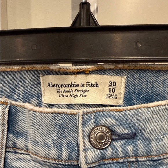 NWT A&F Ultra High Rise Ankle Straight Jeans 10/30 - Picture 3 of 8